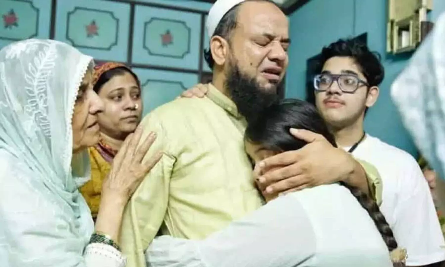 രോഗിയായ മാതാവിനെ കാണാൻ ഖാലിദ് സൈഫിക്ക് പത്തു ദിവസത്തെ ജാമ്യം; ചെയ്യാത്ത കുറ്റത്തിനുളള തടവുജീവിതത്തിന് അഞ്ചാണ്ട്; അനന്തമായ കാത്തിരിപ്പുമായി കുടുംബം