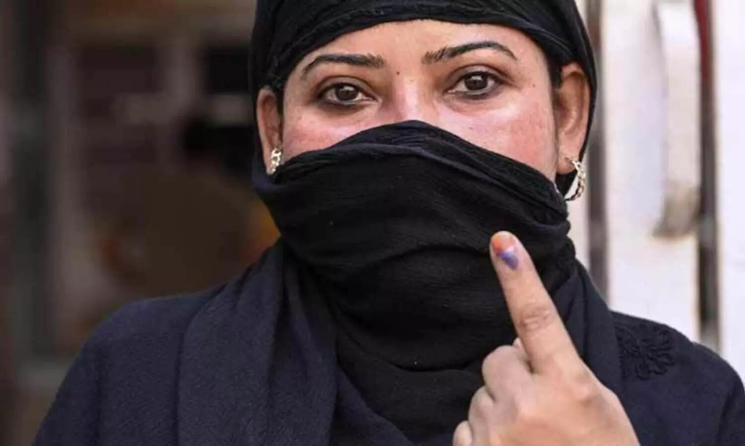 ബുർഖ ധരിച്ച് വോട്ട് ചെയ്യാനെത്തുന്ന സ്ത്രീകളെ അംഗനവാടി വർക്കർമാർ പരിശോധിക്കണം; തെരഞ്ഞെടുപ്പ് കമീഷന്റെ പുതിയ ഉത്തരവിനെതിരെ സമാജ്‍വാദി പാർട്ടി