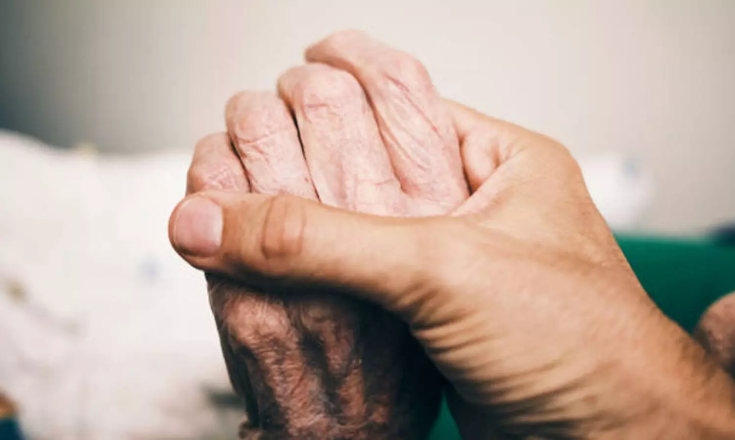 മകൻ തന്‍റെ മടിയിലേക്ക് കുഴഞ്ഞുവീണ് മരിച്ചത് കണ്ട പിതാവ് ഹൃദയം പൊട്ടി മരിച്ചു