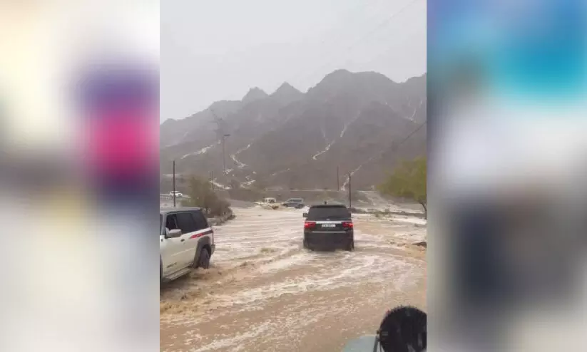 മഴ തുടരുന്നു; ചില ഭാഗങ്ങളിൽ ഇടിമിന്നലും ആലിപ്പഴവർഷവും മഴ തുടരുന്നു; ചില ഭാഗങ്ങളിൽ ഇടിമിന്നലും ആലിപ്പഴവർഷവും