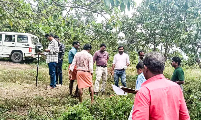 മണ്ണിടിച്ചിൽ ഭീഷണി; 13 കുടുംബങ്ങൾക്ക് പുതിയ കേന്ദ്രം ഒരുങ്ങുന്നു മണ്ണിടിച്ചിൽ ഭീഷണി; 13 കുടുംബങ്ങൾക്ക് പുതിയ കേന്ദ്രം ഒരുങ്ങുന്നു