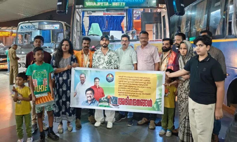 ആ​വേ​ശ​ത്തി​ര​യി​ള​ക്കി പു​തി​യ സ്ലീ​പ്പ​ർ കോ​ച്ച് ബ​സി​ന് വ​ര​വേ​ൽ​പ്