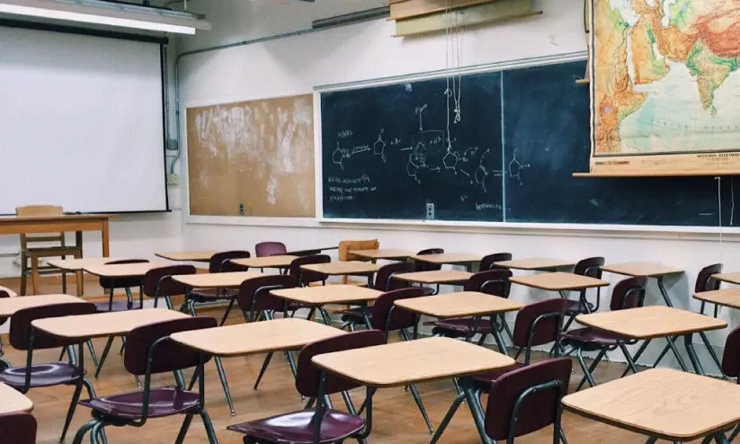 സ്വ​ദേ​ശി​വ​ത്ക​ര​ണം ല​ക്ഷ്യം; വി​ദേ​ശ അ​ധ്യാ​പ​ക​രു​ടെ വ​ർ​ക്ക് പെ​ർ​മി​റ്റ് ഫീ​സ് വ​ർ​ധി​പ്പി​ച്ചു