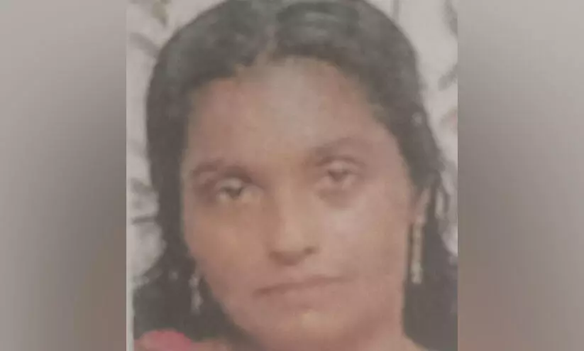 വീടിന്റെ പോർച്ചിൽനിന്നും പിന്നിലേക്ക് ഉരുണ്ട കാർ കയറി ഗൃഹനാഥക്ക് ദാരുണാന്ത്യം; മകന് പരിക്ക് വീടിന്റെ പോർച്ചിൽനിന്നും പിന്നിലേക്ക് ഉരുണ്ട കാർ കയറി ഗൃഹനാഥക്ക് ദാരുണാന്ത്യം; മകന് പരിക്ക്