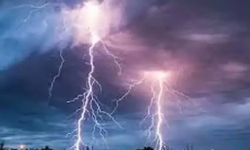 വ്യാപക നാശം വിതച്ച് ഇടിമിന്നൽ; വീട്ടമ്മക്ക് പരിക്ക്