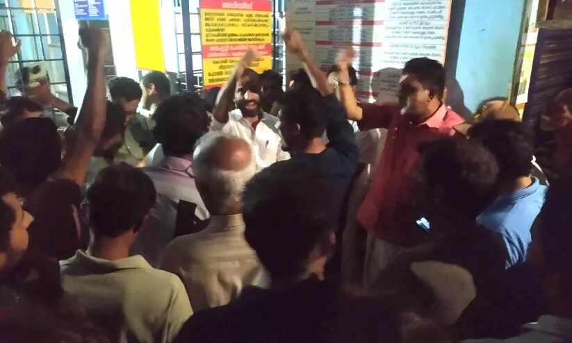 24 മണിക്കൂറോളം വൈദ്യുതി മുടങ്ങി ; കെ.എസ്.ഇ.ബി ഓഫിസിലേക്ക് ജനം ഇരച്ചുകയറി 24 മണിക്കൂറോളം വൈദ്യുതി മുടങ്ങി ; കെ.എസ്.ഇ.ബി ഓഫിസിലേക്ക് ജനം ഇരച്ചുകയറി