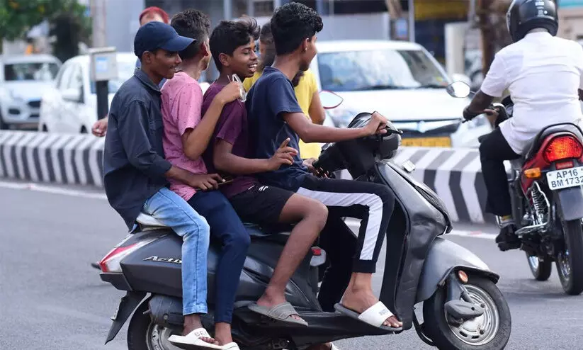 കു​ട്ടി​ ഡ്രൈ​വ​ർ​മാ​ർ​ക്കെ​തി​രെ കേ​സെ​ടു​ത്ത് പൊ​ലീ​സ്