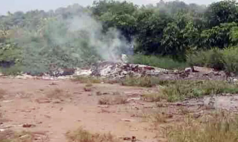 കായൽ തീരത്ത് പ്ലാസ്റ്റിക് കത്തിക്കുന്നു; നടപടിയെടുക്കാതെ അധികൃതർ