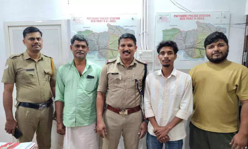 കളഞ്ഞുകിട്ടിയ സ്വർണാഭരണങ്ങൾ തിരിച്ചേൽപിച്ച് യുവാവിന്റെ മാതൃക കളഞ്ഞുകിട്ടിയ സ്വർണാഭരണങ്ങൾ തിരിച്ചേൽപിച്ച് യുവാവിന്റെ മാതൃക