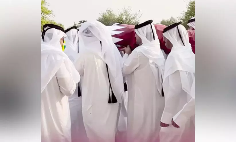 ശ​റ​മു​ശൈ​ഖി​ൽ വാ​ഹ​നാ​പ​ക​ടം; അ​മീ​രി ദി​വാ​ൻ ഉ​ദ്യോ​ഗ​സ്ഥ​രു​ടെ മൃ​ത​ദേ​ഹം സം​സ്ക​രി​ച്ചു