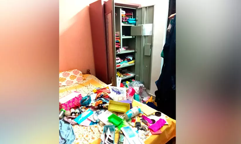 വീടുകൾ കുത്തിതുറന്ന് സ്വർണവും പണവും കവർന്നു വീടുകൾ കുത്തിതുറന്ന് സ്വർണവും പണവും കവർന്നു