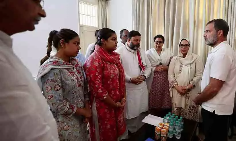 ഹരിയാനയിൽ ആത്മഹത്യ ചെയ്ത ദലിത് ഐ.പി.എസ് ഓഫിസറുടെ കുടുംബത്തെ സന്ദർശിച്ച് രാഹുൽ ഗാന്ധി