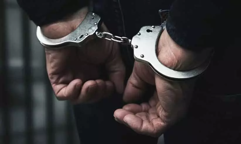 ഭാര്യയെ ഹെൽമറ്റ് കൊണ്ട് അടിച്ചു കൊന്നു, ഇൻഷുറൻസിനായി റോഡപകടമായി ചിത്രീകരിച്ചു; യുവാവ് അറസ്റ്റിൽ