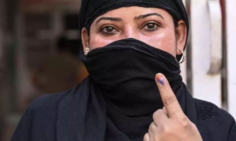 ബുർഖ ധരിച്ച് വോട്ട് ചെയ്യാനെത്തുന്ന സ്ത്രീകളെ അംഗനവാടി വർക്കർമാർ പരിശോധിക്കണം; തെരഞ്ഞെടുപ്പ് കമീഷന്റെ പുതിയ ഉത്തരവിനെതിരെ സമാജ്വാദി പാർട്ടി ബുർഖ ധരിച്ച് വോട്ട് ചെയ്യാനെത്തുന്ന സ്ത്രീകളെ അംഗനവാടി വർക്കർമാർ പരിശോധിക്കണം; തെരഞ്ഞെടുപ്പ് കമീഷന്റെ പുതിയ ഉത്തരവിനെതിരെ സമാജ്വാദി പാർട്ടി