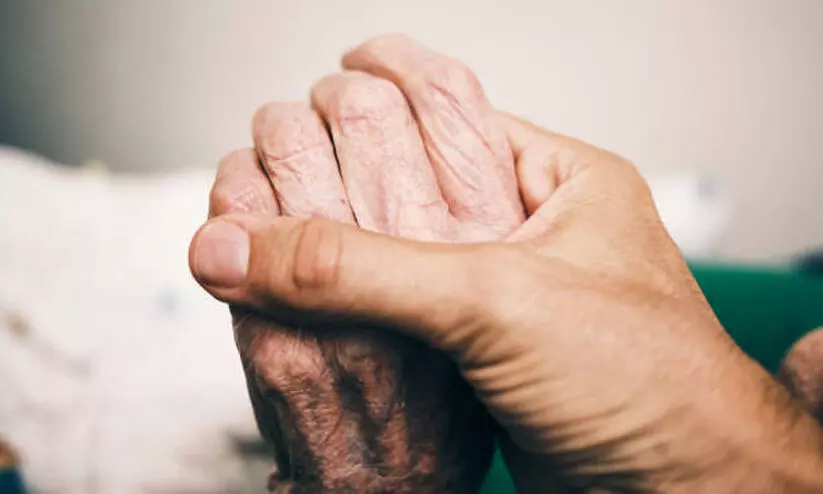 മകൻ തന്‍റെ മടിയിലേക്ക് കുഴഞ്ഞുവീണ് മരിച്ചത് കണ്ട പിതാവ് ഹൃദയം പൊട്ടി മരിച്ചു