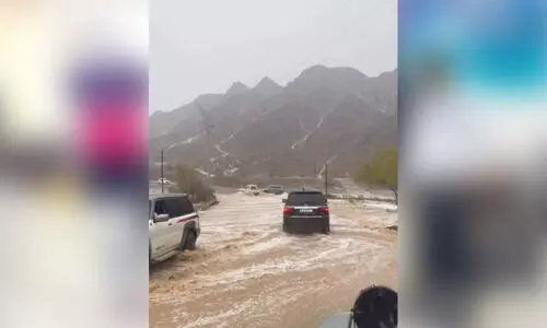 മ​ഴ തു​ട​രു​ന്നു; ചി​ല ഭാ​ഗ​ങ്ങ​ളി​ൽ ഇ​ടി​മി​ന്ന​ലും ആ​ലി​പ്പ​ഴ​വ​ർ​ഷ​വും