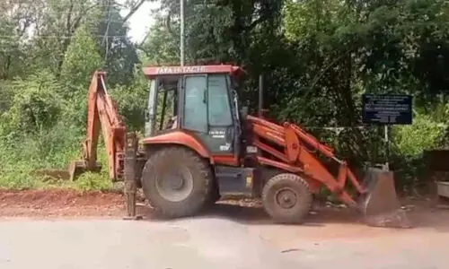 ചെ​ട്ടി​യാ​ർ​മാ​ട് ജ​ങ്ഷ​നി​ലെ ബ​സ് കാ​ത്തി​രി​പ്പ് കേ​ന്ദ്രത്തിൽ പാകിയ ത​റ സ​ർ​വ​ക​ലാ​ശാ​ല   പൊ​ളി​ച്ചു​നീ​ക്കി