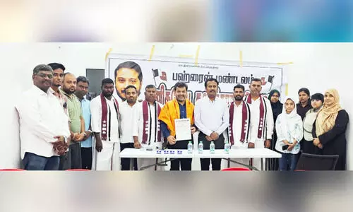 സാ​മൂ​ഹി​ക​പ്ര​വ​ർ​ത്ത​ക​ൻ സ​യ്യി​ദ് ഹ​നീ​ഫി​നെ ആ​ദ​രി​ച്ചു