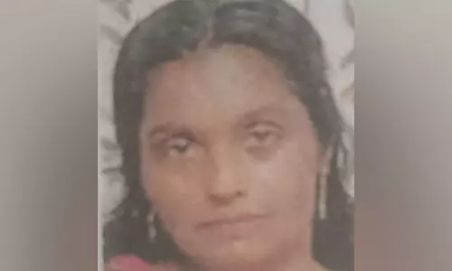 വീടിന്റെ പോർച്ചിൽനിന്നും പിന്നിലേക്ക് ഉരുണ്ട കാർ കയറി ഗൃഹനാഥക്ക് ദാരുണാന്ത്യം; മകന് പരിക്ക്