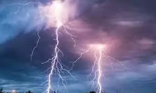 വ്യാപക നാശം വിതച്ച് ഇടിമിന്നൽ; വീട്ടമ്മക്ക് പരിക്ക്