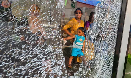 കണ്ണൂരിലെ ഹൈടെക് ബസ് കാത്തിരിപ്പ്  കേന്ദ്രത്തിന്റെ ഗ്ലാസ് തകർന്നു