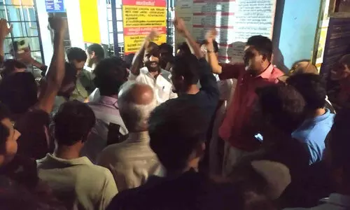 24 മ​ണി​ക്കൂ​റോളം വൈ​ദ്യു​തി​ മുടങ്ങി ; കെ.​എ​സ്.​ഇ.​ബി ഓ​ഫി​സി​ലേ​ക്ക് ജ​ന​ം ഇ​ര​ച്ചു​ക​യ​റി