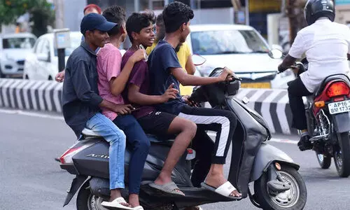 കു​ട്ടി​ ഡ്രൈ​വ​ർ​മാ​ർ​ക്കെ​തി​രെ കേ​സെ​ടു​ത്ത് പൊ​ലീ​സ്