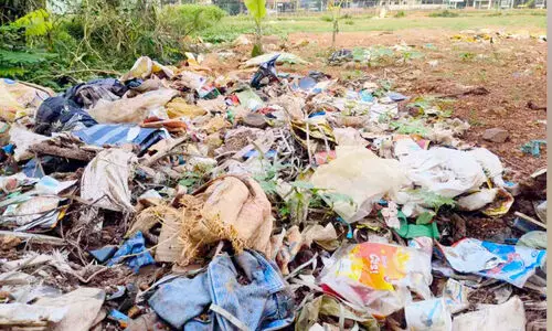 എടത്തനാട്ടുകര സ്കൂൾ മൈതാനം കുപ്പത്തൊട്ടി എടത്തനാട്ടുകര സ്കൂൾ മൈതാനം കുപ്പത്തൊട്ടി