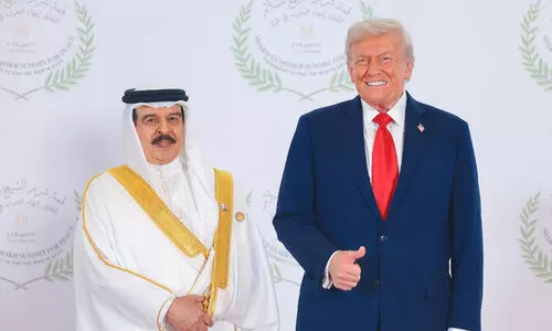 ശറമുൽശൈഖ് ഉച്ചകോടിയിൽ പങ്കെടുത്ത് ഹമദ് രാജാവ്