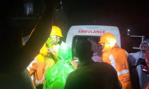 അടിമാലി ചൂരക്കട്ടൻ ഉന്നതിയിൽ വീടിന് മുകളിലേക്ക് മണ്ണിടിഞ്ഞുവീണു; യുവാവിനെ രക്ഷിച്ച് നാട്ടുകാർ അടിമാലി ചൂരക്കട്ടൻ ഉന്നതിയിൽ വീടിന് മുകളിലേക്ക് മണ്ണിടിഞ്ഞുവീണു; യുവാവിനെ രക്ഷിച്ച് നാട്ടുകാർ