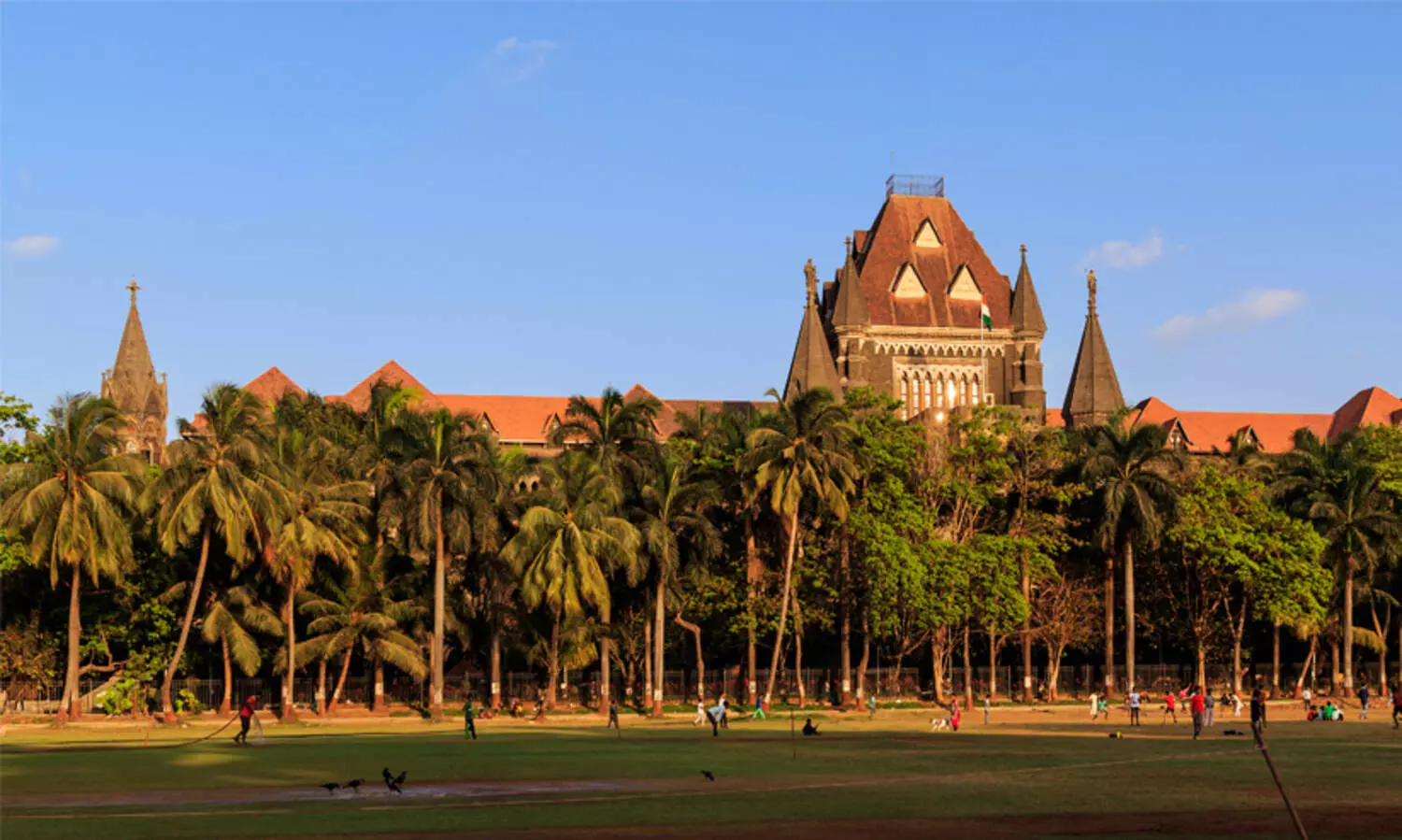 48 മണിക്കൂറിനകം റോഡിലെ കുഴിയടക്കണം; നല്ല റോഡുകൾ ജനങ്ങളുടെ മൗലികാവകാശം -ബോംബെ ഹൈകോടതി