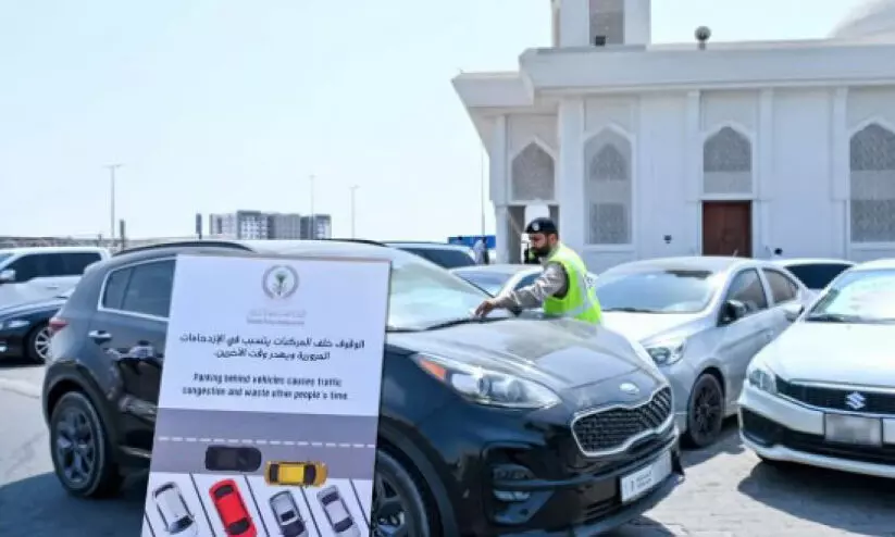 പ​ള്ളി പ​രി​സ​ര​ത്ത്​ അ​ന​ധി​കൃ​ത പാ​ർ​ക്കി​ങ്​ ബോ​ധ​വ​ത്​​ക​ര​ണ​വു​മാ​യി ഷാ​ർ​ജ പൊ​ലീ​സ്​