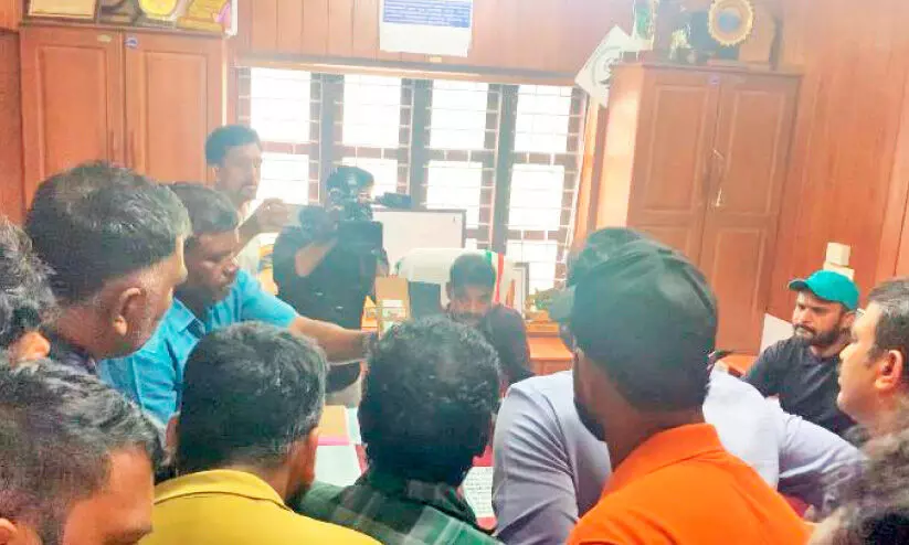 സഹായപദ്ധതിയിൽ അനർഹർ; പഞ്ചായത്ത് ഓഫിസിൽ അതിജീവിതരുടെ പ്രതിഷേധം സഹായപദ്ധതിയിൽ അനർഹർ; പഞ്ചായത്ത് ഓഫിസിൽ അതിജീവിതരുടെ പ്രതിഷേധം