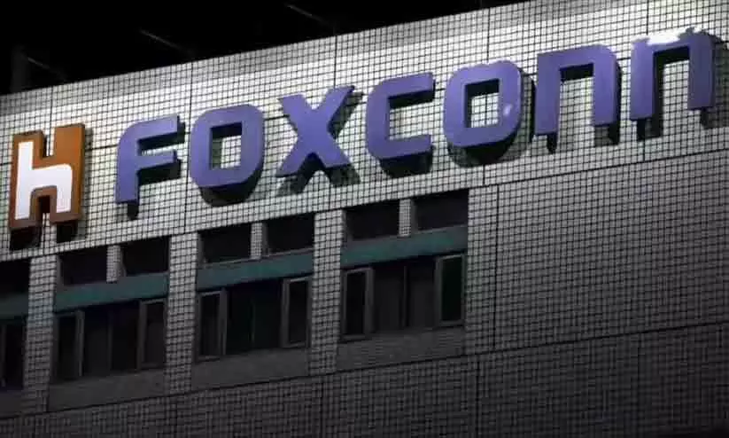 ഫോക്സ്കോൺ 15,000 കോടി നിക്ഷേപിക്കുമെന്നും 14000 തൊഴിലവസരങ്ങൾ നൽകുമെന്നും തമിഴ്നാട് ഗവൺമെന്റ്; പ്രഖ്യാപനം തള്ളി കമ്പനി ഫോക്സ്കോൺ 15,000 കോടി നിക്ഷേപിക്കുമെന്നും 14000 തൊഴിലവസരങ്ങൾ നൽകുമെന്നും തമിഴ്നാട് ഗവൺമെന്റ്; പ്രഖ്യാപനം തള്ളി കമ്പനി