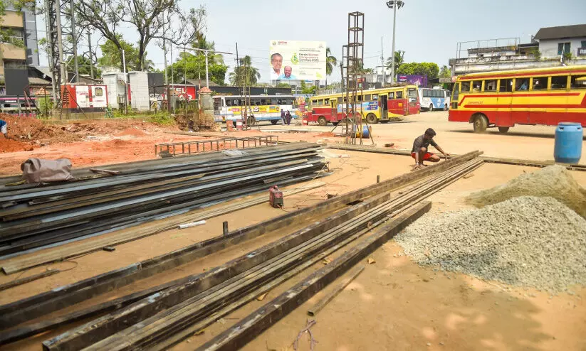 കെ.​എ​സ്.​ആ​ർ.​ടി.​സി ബസ് സ്റ്റാ​ൻ​ഡ് പൊ​ളി​ക്ക​ൽ ത​കൃ​തി; ബ​ദ​ൽ സം​വി​ധാ​ന​ത്തി​ൽ ആ​ശ​യ​ക്കു​ഴ​പ്പം തു​ട​രു​ന്നു