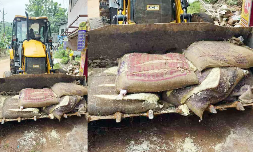 വെഞ്ചേമ്പിൽ വെള്ളം കയറി നശിച്ച റേഷൻ സാധനങ്ങൾ കുഴിച്ചിട്ടു വെഞ്ചേമ്പിൽ വെള്ളം കയറി നശിച്ച റേഷൻ സാധനങ്ങൾ കുഴിച്ചിട്ടു