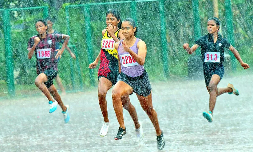 റവന്യു ജില്ല കായികമേള: ട്രാക്കിൽ ‘ഇടിമിന്നൽ’ റവന്യു ജില്ല കായികമേള: ട്രാക്കിൽ ‘ഇടിമിന്നൽ’