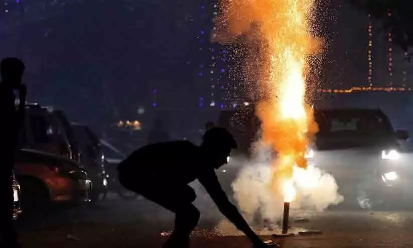 ഡൽഹിയിൽ ഇത്തവണ പടക്കം പൊട്ടിക്കാം; ഹരിത പടക്കങ്ങൾക്ക് സുപ്രീം കോടതിയുടെ അനുമതി ഡൽഹിയിൽ ഇത്തവണ പടക്കം പൊട്ടിക്കാം; ഹരിത പടക്കങ്ങൾക്ക് സുപ്രീം കോടതിയുടെ അനുമതി