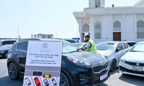 പ​ള്ളി പ​രി​സ​ര​ത്ത്​ അ​ന​ധി​കൃ​ത പാ​ർ​ക്കി​ങ്​ ബോ​ധ​വ​ത്​​ക​ര​ണ​വു​മാ​യി ഷാ​ർ​ജ പൊ​ലീ​സ്​