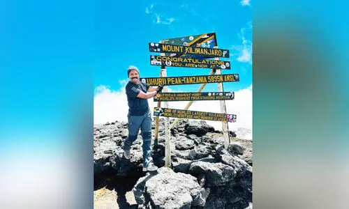 കിളിമഞ്ചാരോയുടെ ഹൃദയത്തിൽ തൊട്ട് മലയാളി കിളിമഞ്ചാരോയുടെ ഹൃദയത്തിൽ തൊട്ട് മലയാളി