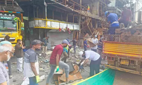 തളിപ്പറമ്പ് തീപിടിത്തം; അവശിഷ്ടങ്ങൾ നീക്കിത്തുടങ്ങി