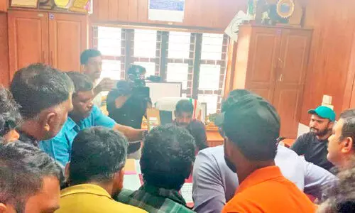 സ​ഹാ​യപ​ദ്ധ​തി​യി​ൽ അ​ന​ർ​ഹ​ർ; പ​ഞ്ചാ​യ​ത്ത് ഓ​ഫി​സി​ൽ അ​ത​ി​ജീ​വി​ത​രു​ടെ പ്ര​തി​ഷേ​ധം