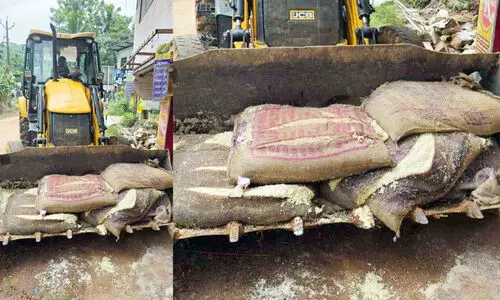 വെഞ്ചേമ്പിൽ വെള്ളം കയറി നശിച്ച റേഷൻ സാധനങ്ങൾ കുഴിച്ചിട്ടു