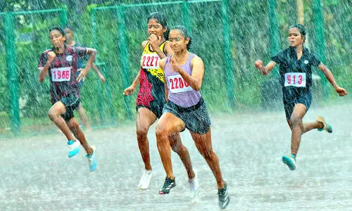 റവന്യു ജില്ല കായികമേള: ട്രാക്കിൽ ‘ഇടിമിന്നൽ’ റവന്യു ജില്ല കായികമേള: ട്രാക്കിൽ ‘ഇടിമിന്നൽ’