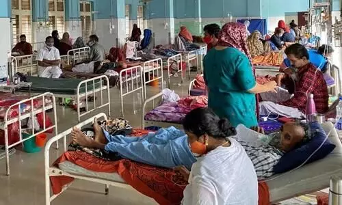 കേരളത്തിന്റെ ആരോഗ്യസംരക്ഷണം ജനങ്ങളുടെ മാത്രം ബാധ്യത; ചികിത്സക്ക് സർക്കാർ ചെലവഴിക്കുന്നത് 25% മാത്രം കേരളത്തിന്റെ ആരോഗ്യസംരക്ഷണം ജനങ്ങളുടെ മാത്രം ബാധ്യത; ചികിത്സക്ക് സർക്കാർ ചെലവഴിക്കുന്നത് 25% മാത്രം