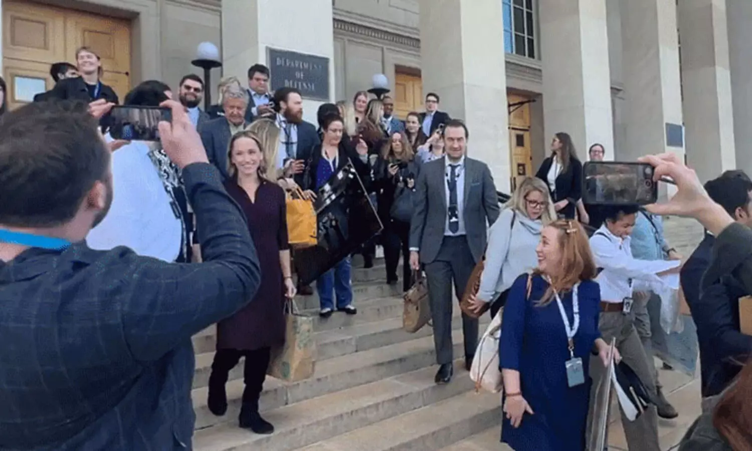 ‘ഇത് പത്ര സ്വാതന്ത്ര്യത്തിന്റെ ഇരുണ്ട ദിനം’:   ട്രംപിന്റെ മാധ്യമ നയത്തിൽ ഒപ്പിടാതെ പെന്റഗണിൽ നിന്ന് മാധ്യമപ്രവർത്തകരുടെ ഇറങ്ങിപ്പോക്ക്