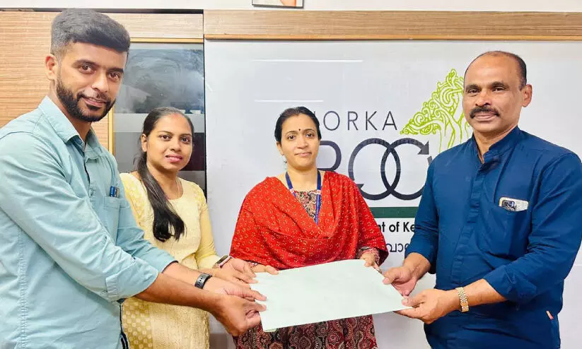 നോ​ർ​ക്ക കെ​യ​ർ ഇ​ൻ​ഷു​റ​ൻ​സ്; അ​പേ​ക്ഷ​ക​ൾ കൈ​മാ​റി