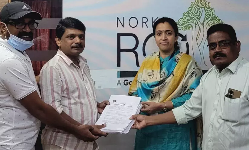 നോ​ർ​ക്ക തി​രി​ച്ച​റി​യ​ൽ കാ​ർ​ഡി​നു​ള്ള അ​പേ​ക്ഷ​ കൈ​മാ​റി