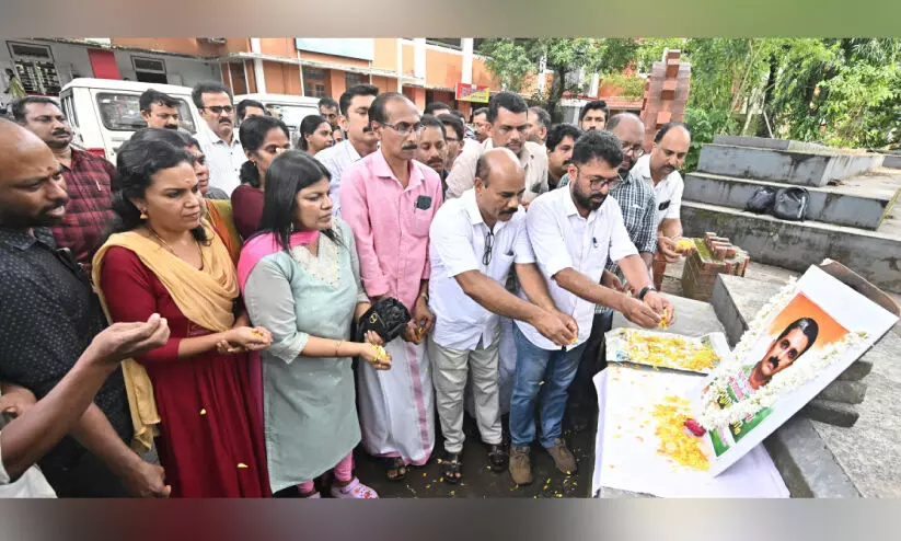 അന്ന് യാത്രയയപ്പ് നൽകിയവർ ഇന്ന് ഓർക്കാൻ പോലും നിന്നില്ല അന്ന് യാത്രയയപ്പ് നൽകിയവർ ഇന്ന് ഓർക്കാൻ പോലും നിന്നില്ല