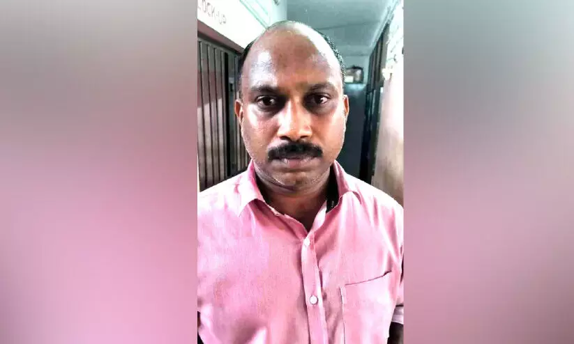 സ്വർണം മോഷ്ടിച്ച ജ്വല്ലറി ജീവനക്കാരൻ പിടിയിൽ സ്വർണം മോഷ്ടിച്ച ജ്വല്ലറി ജീവനക്കാരൻ പിടിയിൽ